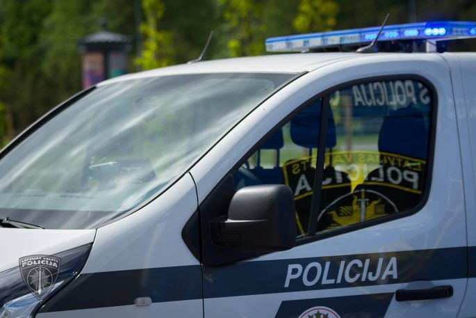 Bauskā četras personas aplaupa paziņas un «VW Touareg» bagažniekā aizved uz mežu izrēķināties