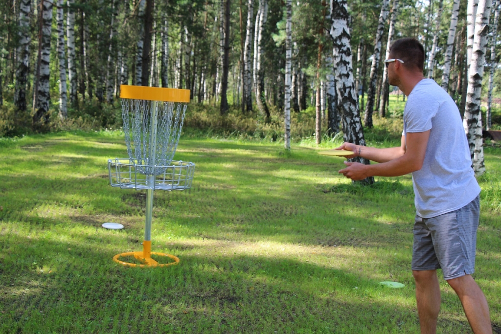 Vecumniekos spēlēs disku golfu