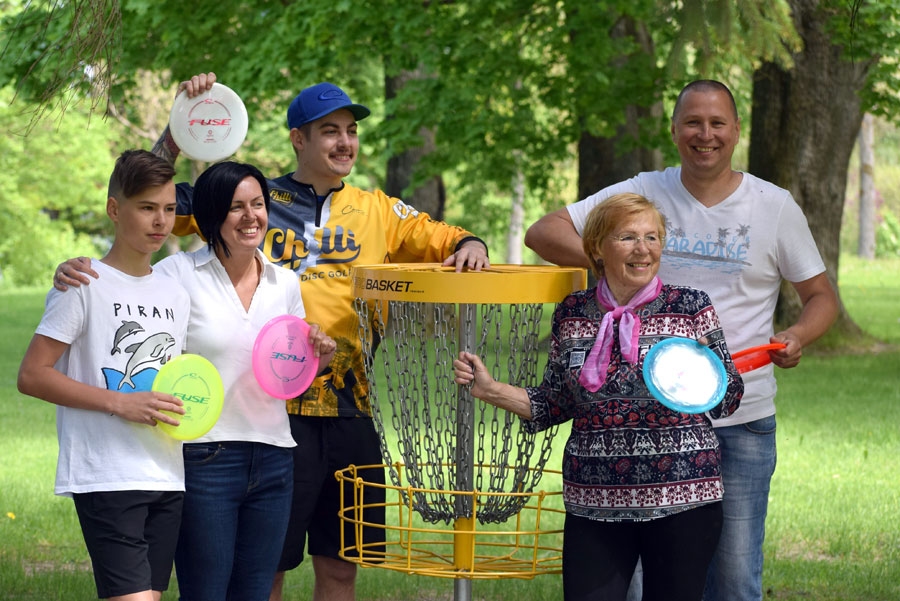 Vecumniekos iepazīst disku golfu