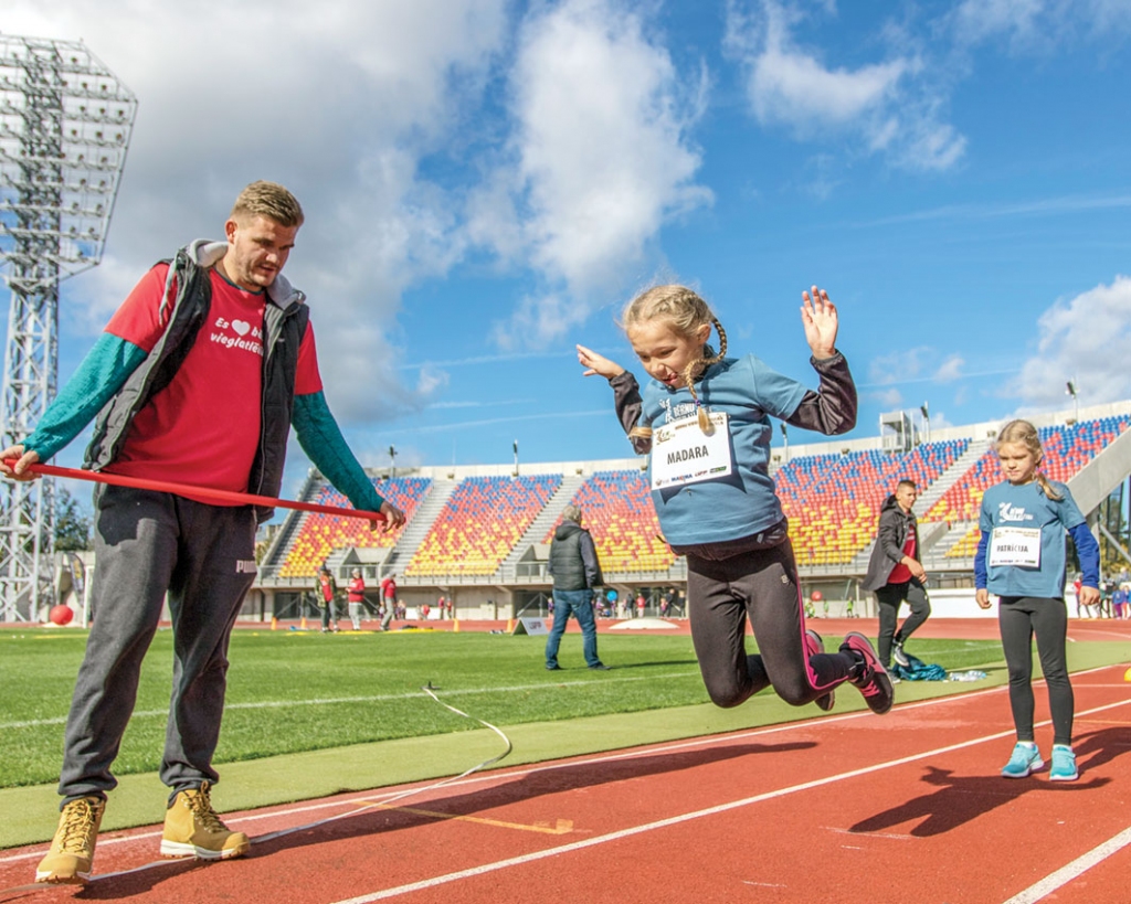 Ministre: Ar nosacījumiem būs atļauti sporta pasākumi, pieaugušo izglītība un bērnu nometnes