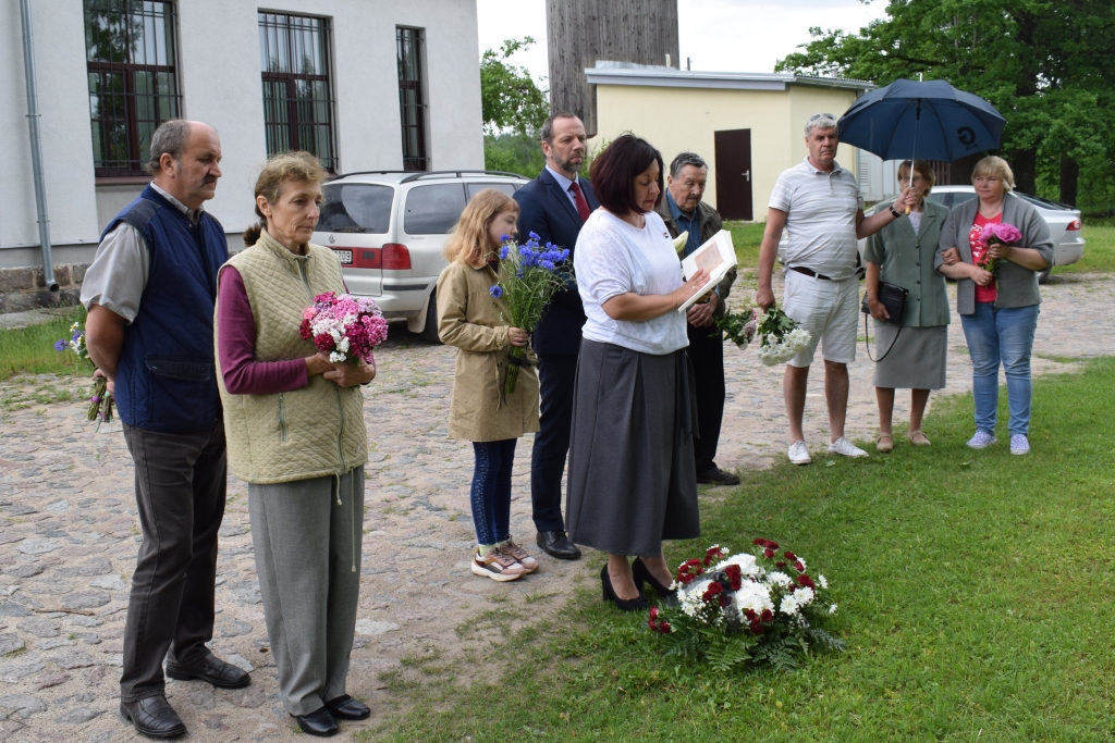 Vecumnieku dzelzceļa stacijā piemin komunistiskā genocīda upurus