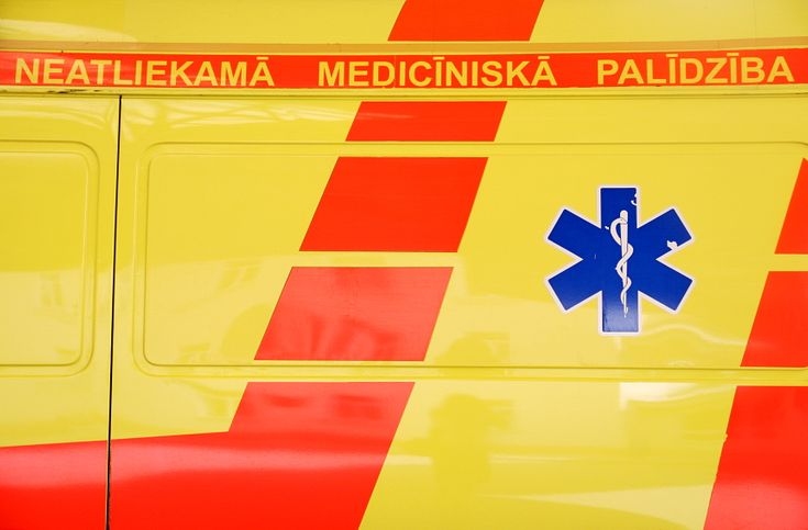 Pensionārs Brunavas pagastā ar ripzāģi traumē roku