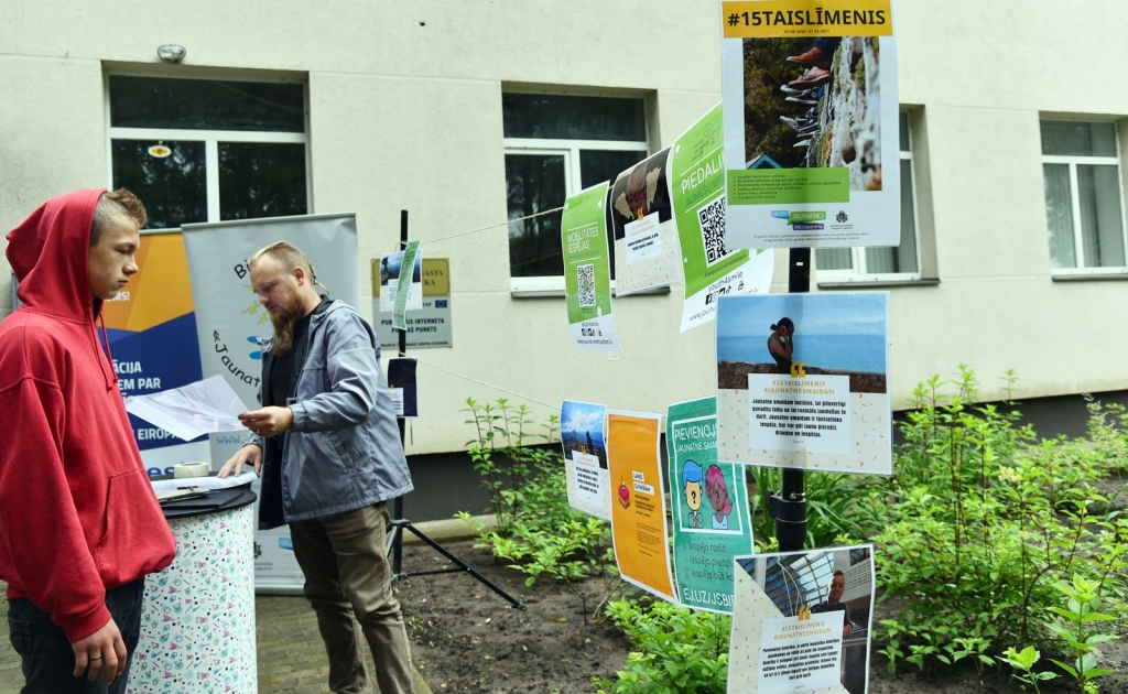 FOTO: Dāviņos atver jauniešu Ideju māju