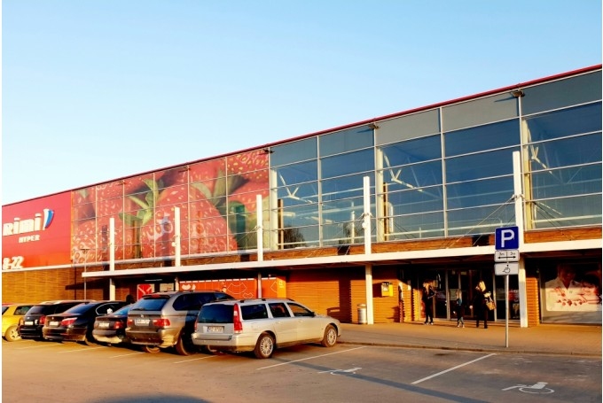Jaunieši Bauskā pusnaktī ālējas uz lielveikala «Rimi» jumta
