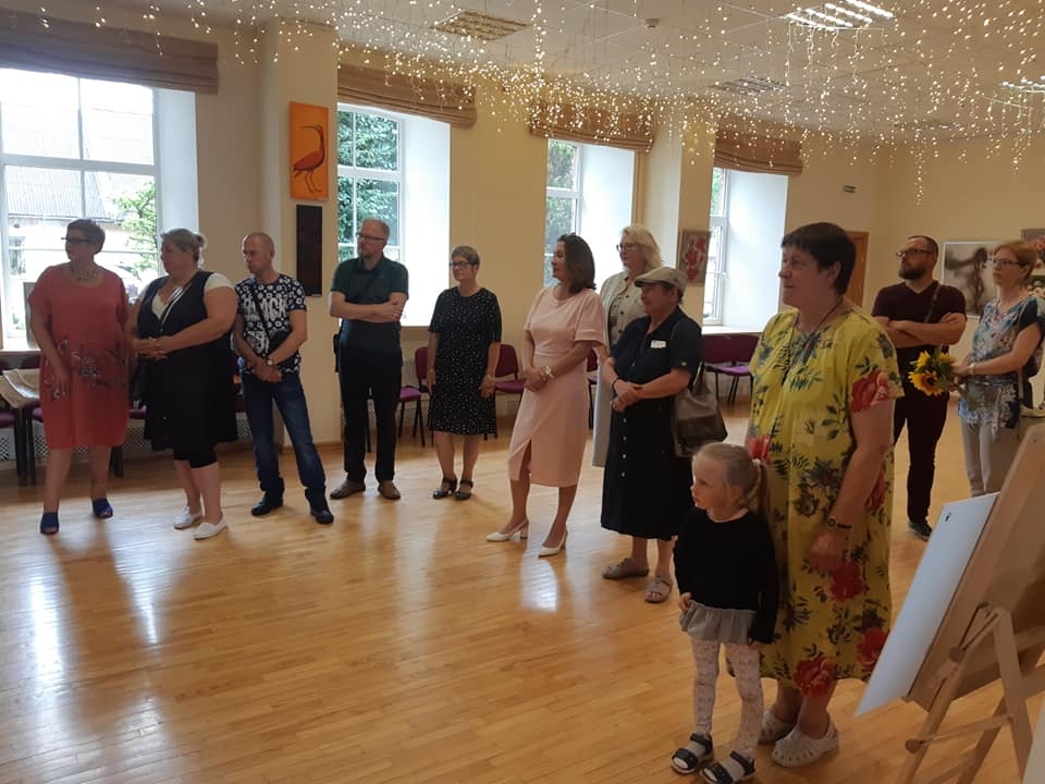 Iecavas kultūras namā aplūkojama gleznu izstāde «Apskaut vasaru»