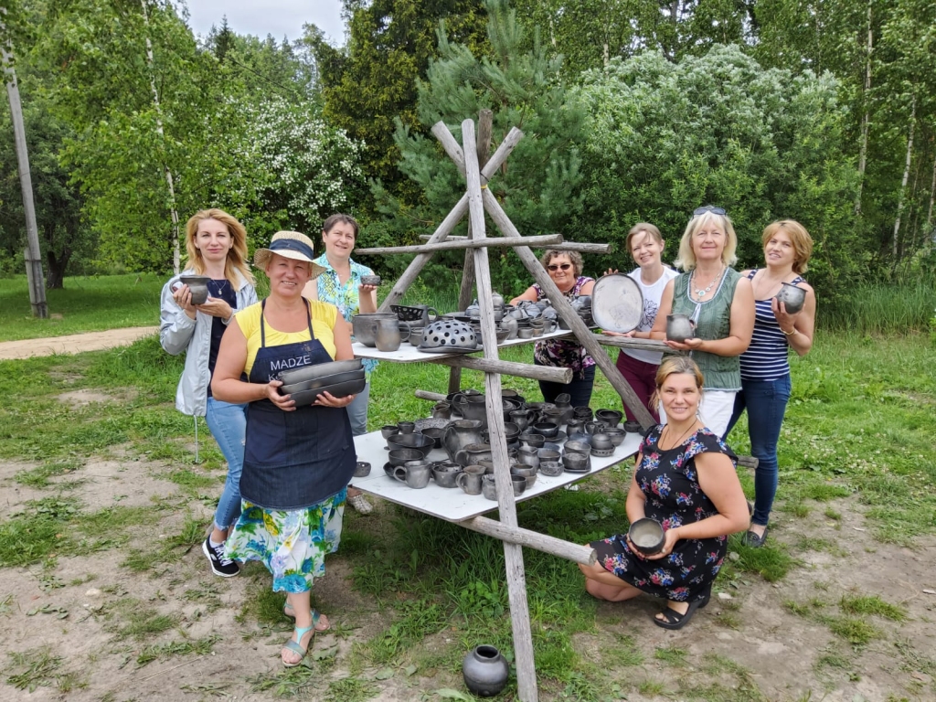 Noslēdzas projekts  «Iecavā uzzied ne tikai dārzi, arī keramika»