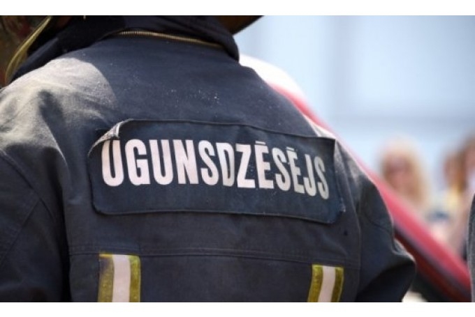 Degot mašīnai un labības rugājiem, Codes pagastā cieš cilvēks