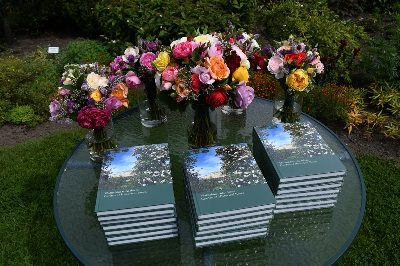FOTO: Rundāles pils muzejā atzīmē grāmatas «Vēsturisko rožu dārzs» izdošanu