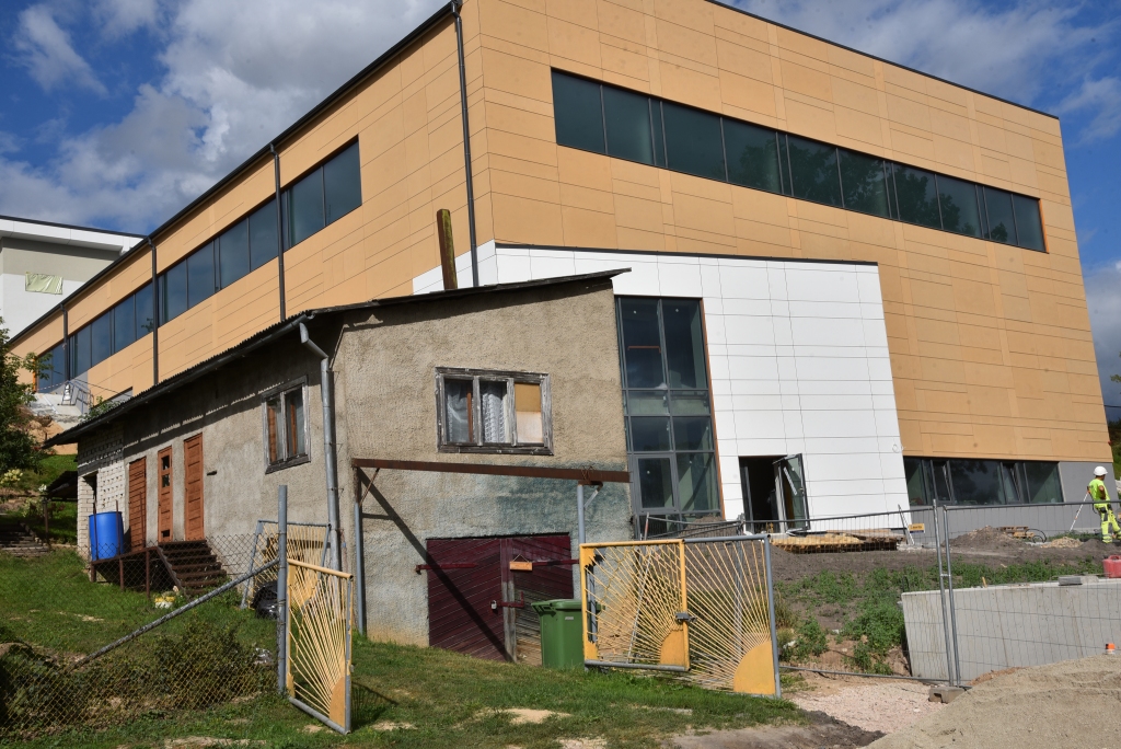 Lai nodotu ekspluatācijā sporta halli, jānojauc tai tuvumā esošā ēka
