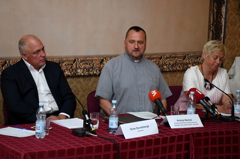 Bruknas kopienas vadītājs Andrejs Mediņš preses konferencē noliedz pārkāpumus