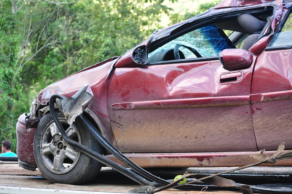 Automobilis Bauskā nobrauc no ceļa un ietriecas aizsargbarjerā