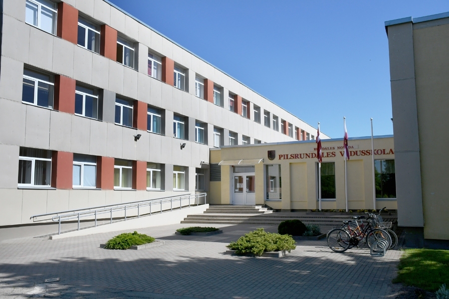 Pilsrundāles vidusskolā klašu telpas ir pietiekami lielas, darbs mazākās grupās netiks organizēts