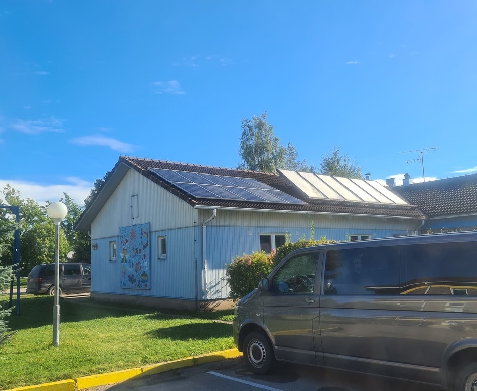 «Enefit» uzdāvina 10 saules enerģijas sistēmas SOS bērnu ciematam Īslīcē