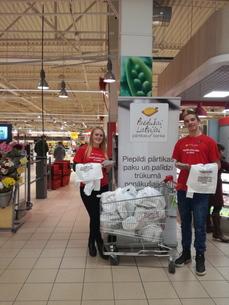 Sestdien Bauskas «Rimi» veikalā aicina piepildīt pārtikas pakas trūkumā nonākušajiem