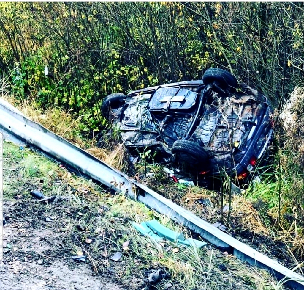 Traģiskā avārijā uz Bauskas šosejas kravas auto daļēji iegāzies Misas upē