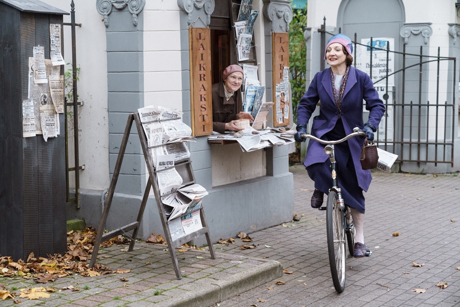 Sākta daudzsēriju lentes «Emīlija. Latvijas preses karaliene» filmēšana