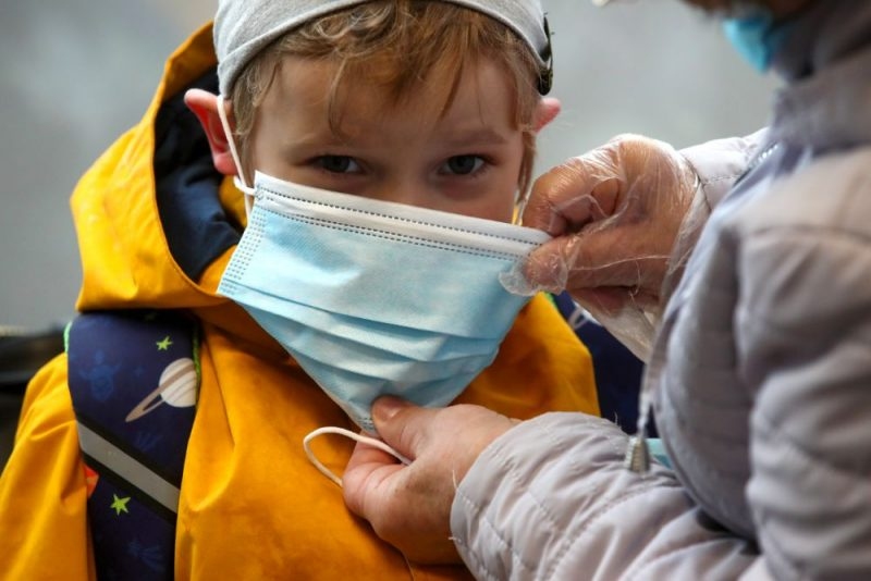 Bērnu slimnīcas ārsti: Masku nēsāšana bērniem ir droša un nepieciešama