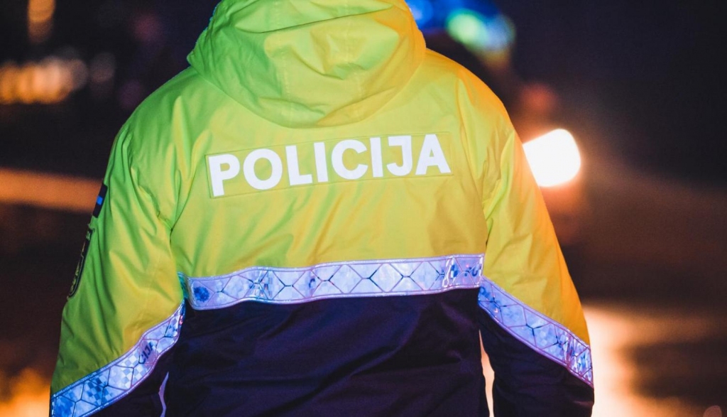 Komandantstundas laikā Bauskā aizturēts vīrietis par policijas automašīnas un formastērpa bojāšanu