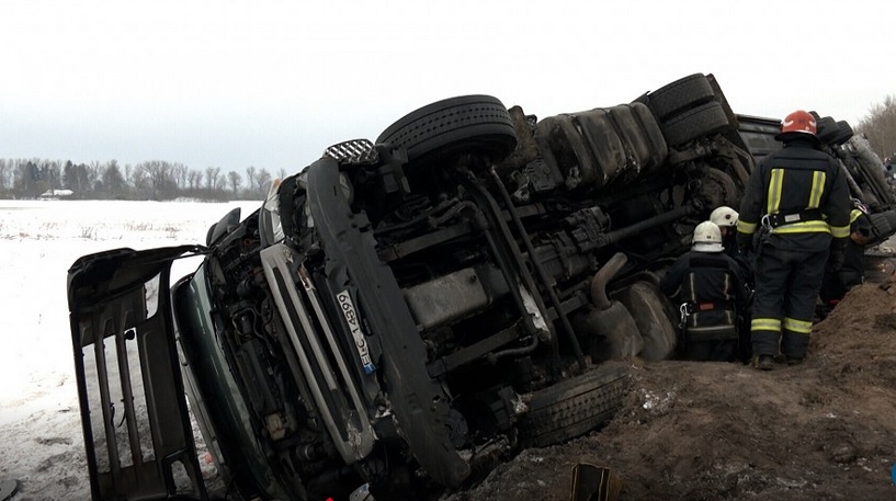 VIDEO: Iecavas novadā uz slidena ceļa avarē kravas auto