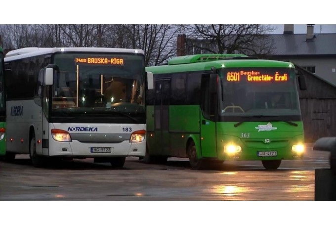 Ar reģionālo maršrutu autobusiem un vilcieniem pārvadāto pasažieru skaits pērn sarucis par 31 procentu