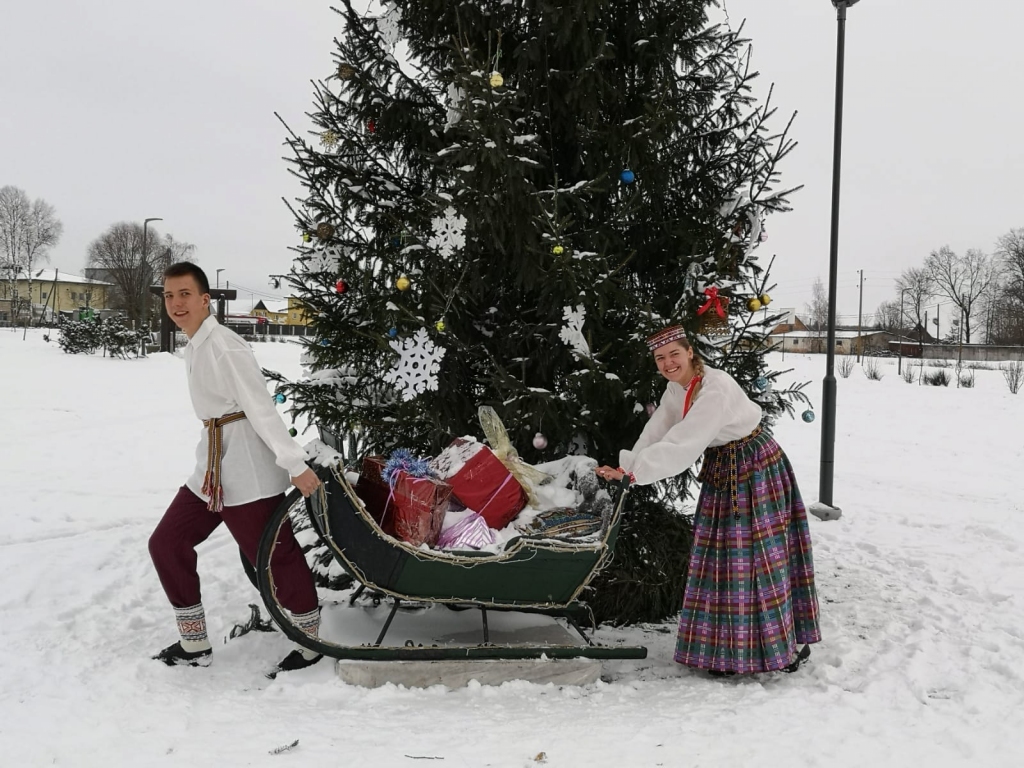 Īslīces deju kolektīvi iegūst jaunus tērpus