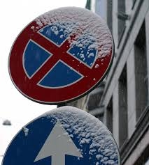 Šoferis Bauskā uzbrauc ceļa zīmei
