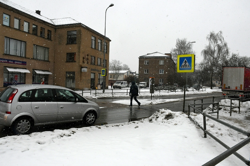 Uz gājēju pārejas Bauskā notriec pensionāru