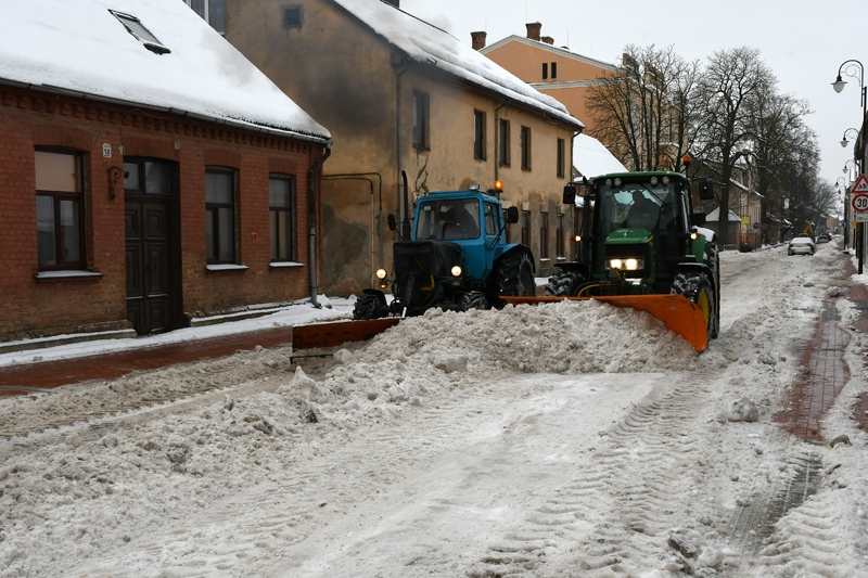 Bauskā ievērības cienīga sniega kārta, bet sniegu pagaidām neizvedīs