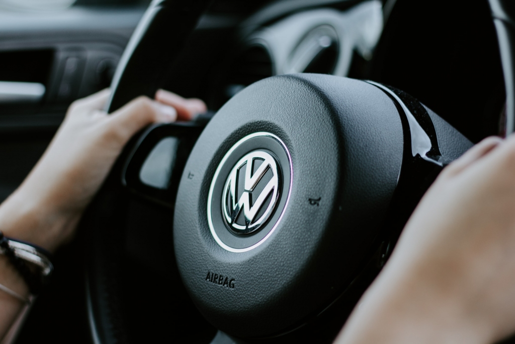 Rundāles pagastā ar auto uzstūrē mājas sētai