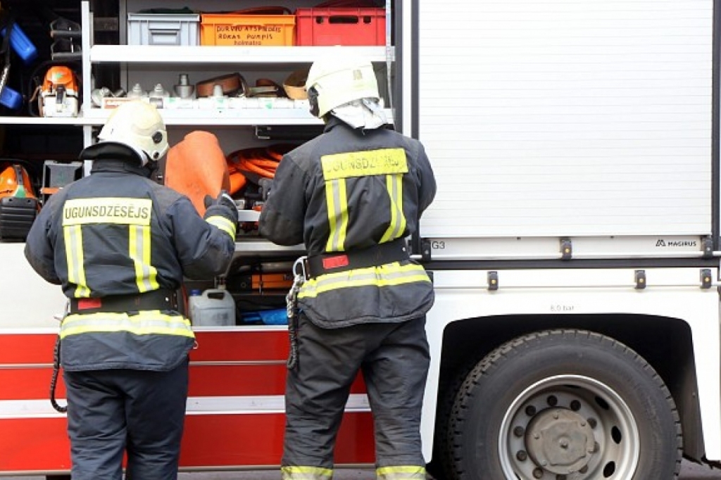 Deguši sodrēji dūmvadā Rīgas ielā Bauskā