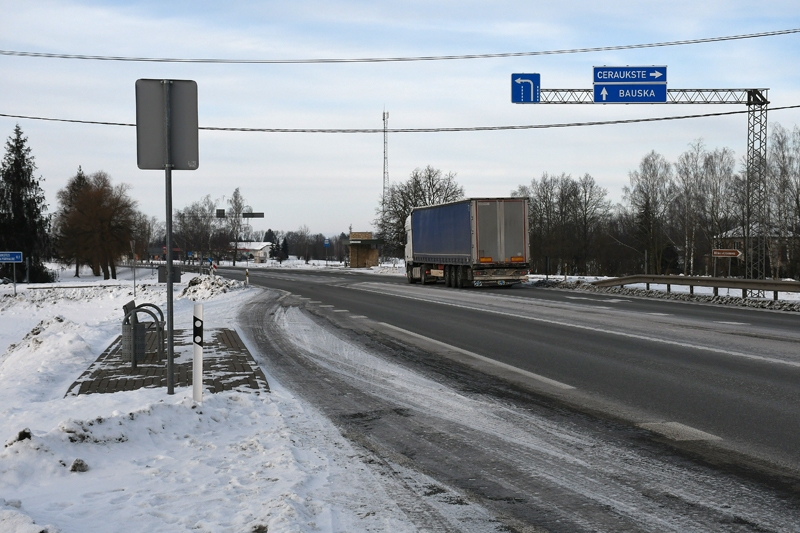 Apgrūtināti braukšanas apstākļi Latvijā, arī uz Bauskas šosejas