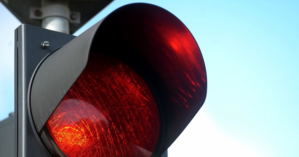 Bauskā autovadītājs ignorē luksofora sarkano signālu un izraisa avāriju