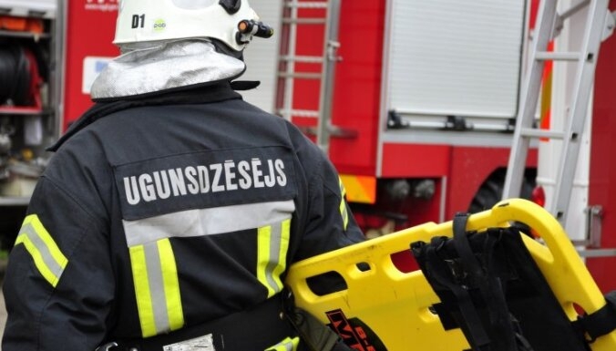 Ugunsdzēsēji glābēji no auto atbrīvo cietušo Vecumnieku novadā