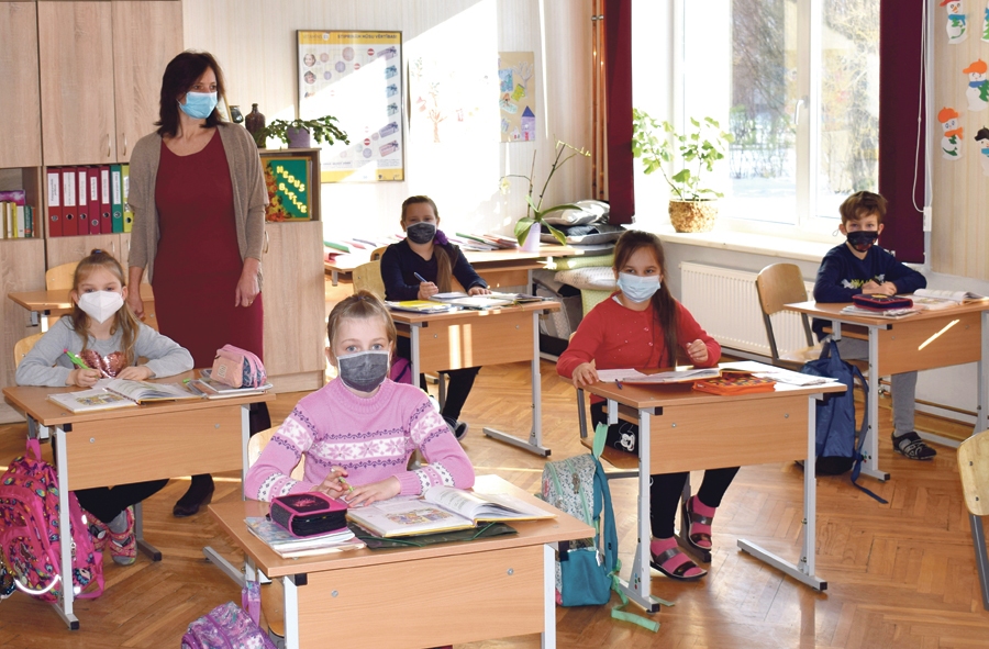 Aiz sejas aizsargmaskām smaida acis