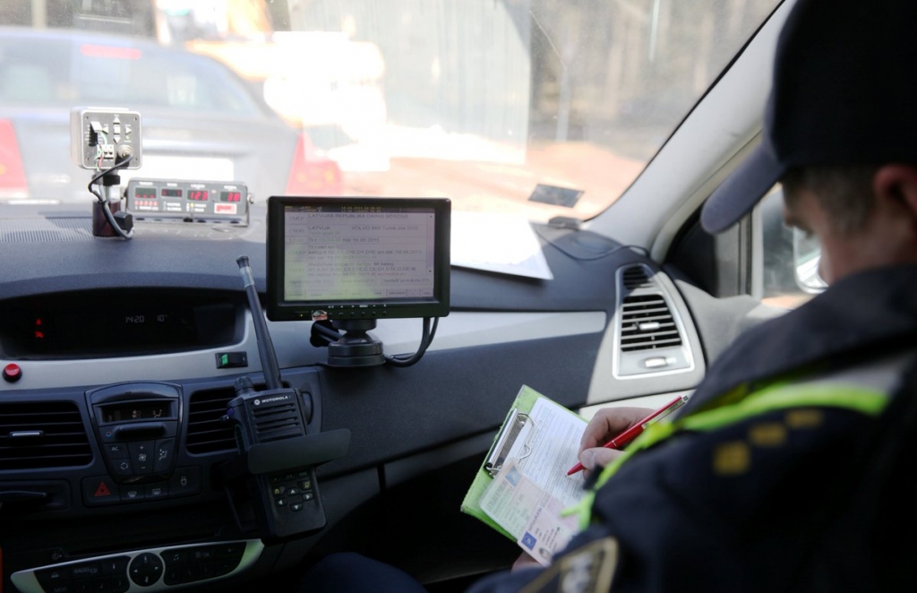 Vīrietis Vecumnieku pagastā auto stūrē bez tiesībām un reibumā