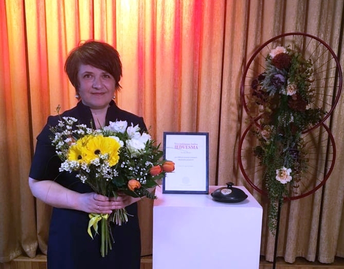 Iecavniece Kristīne Karele saņem Latvijas Folkloras biedrības veicināšanas balvu «Iedvesma»