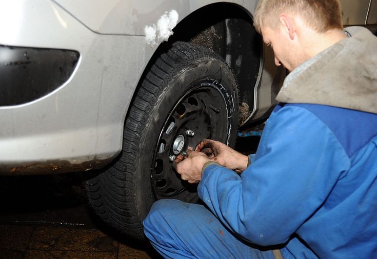 Policija aicina nesteigties ar ziemas riepu nomaiņu