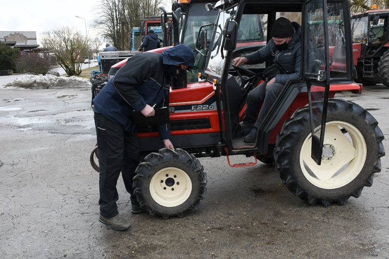 Novados sākas traktortehnikas apskates; pirmie spēkratus testē Uzvarā un Mežotnē