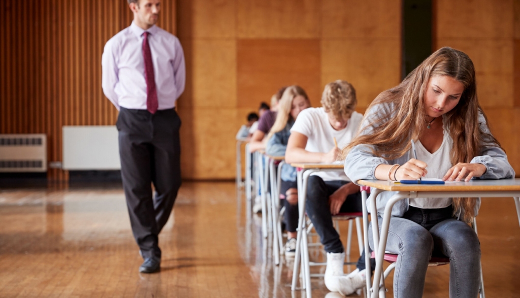 Eksāmeni 9. klases skolēniem atcelti; 12. klasei jākārto trīs obligātie eksāmeni