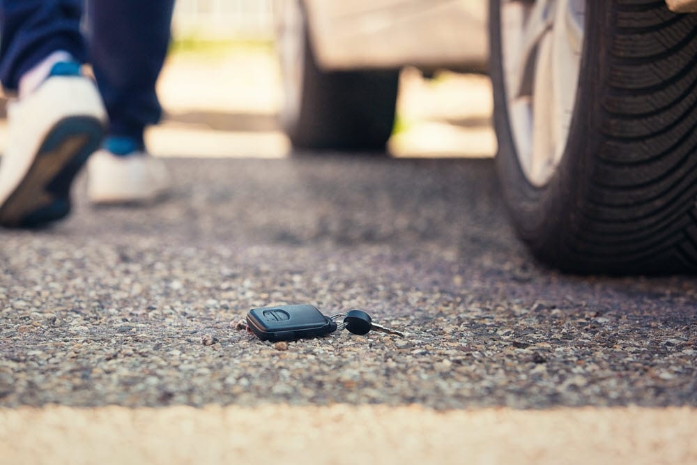 Auto atvēršana durvju vai slēdzenes nobloķēšanās gadījumā jāuztic profesionāļiem