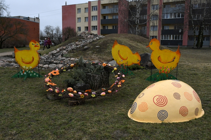 VIDEO: Rītausmu parkā cilpos zaķi un ripos olas