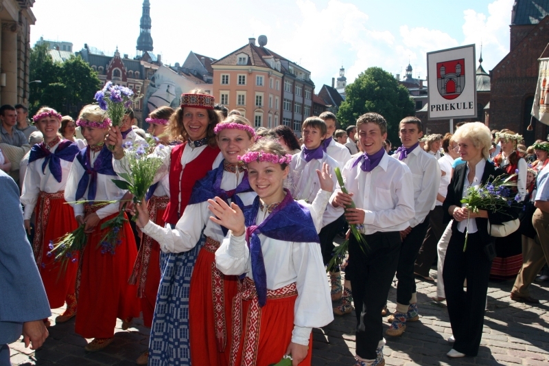 Lēmuma pieņemšanu par Skolu jaunatnes dziesmu un deju svētku formātu atliek uz maija beigām