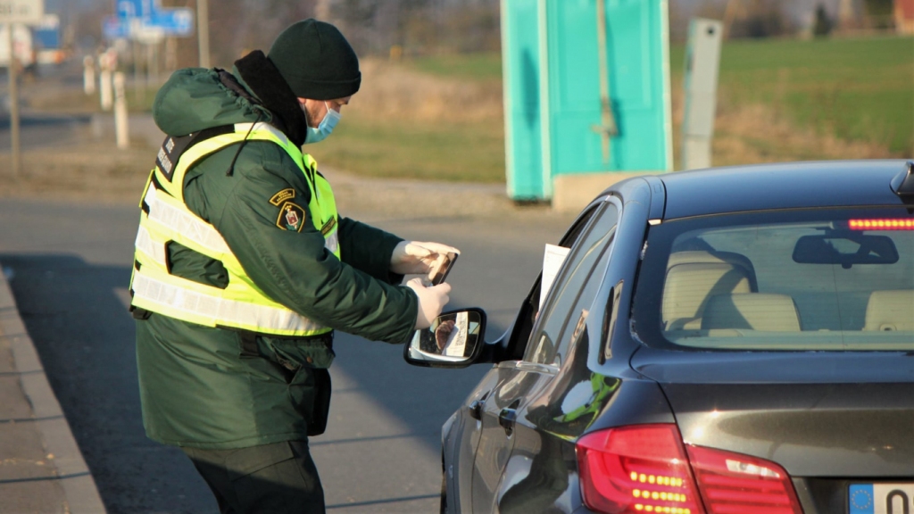 Robežsargi Brunavā konstatē kārtējos pārkāpējus ar viltotiem Covid-19 testiem