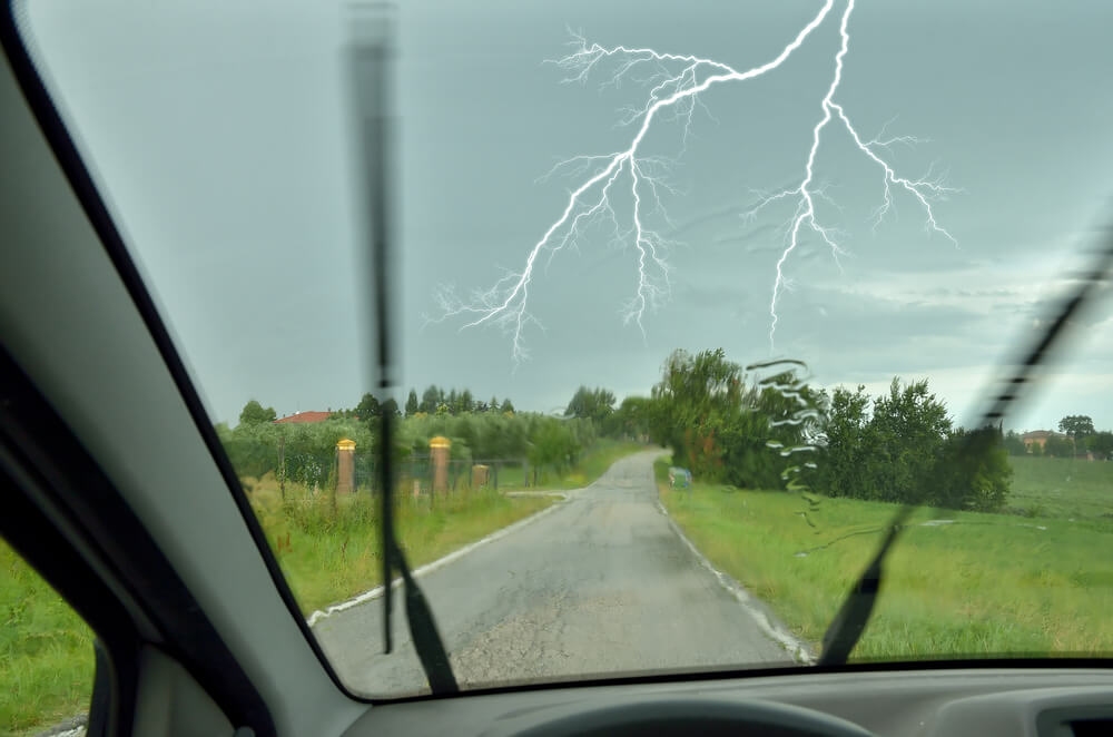 Ieteikumi, kā negaisa laikā rīkoties auto vadītājiem