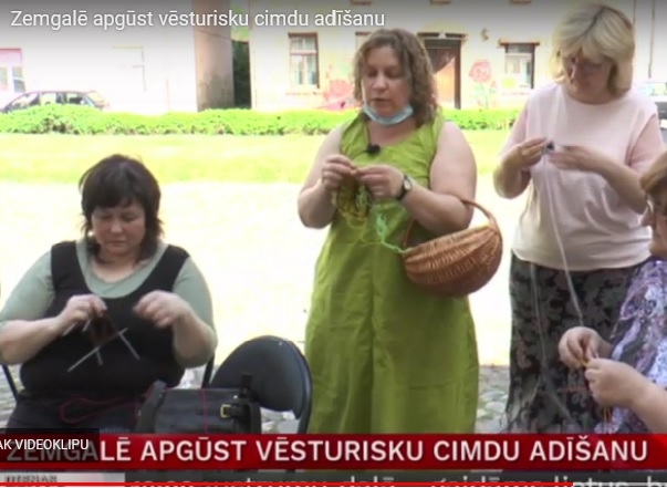 VIDEO: Pasaules publiskās adīšanas dienu aizvada arī rokdarbnieces Bauskā