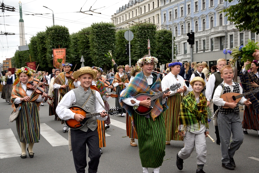 Simtiem skaistu Jāņu melodiju