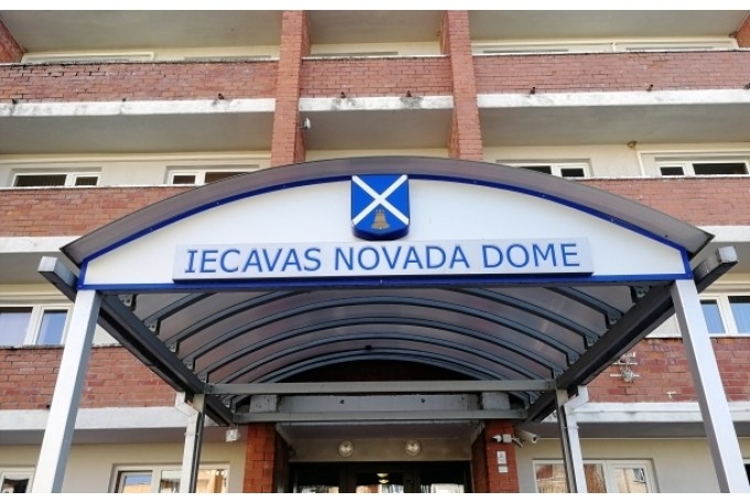 Iecavas novada domes pēdējās kārtējās sēdes laikā novada karogs pacelts pusmastā