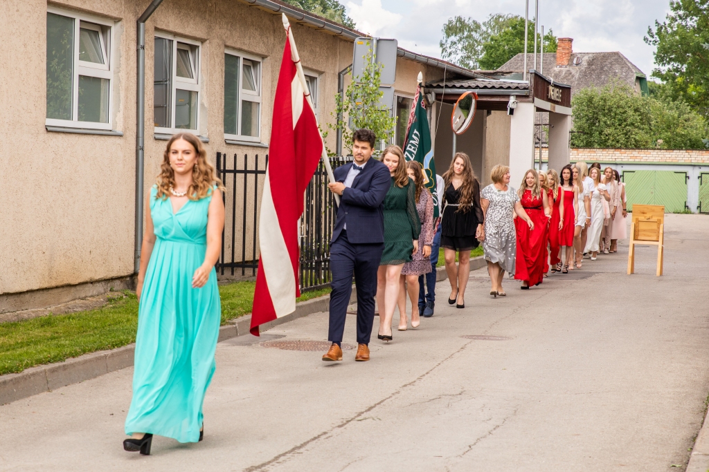 FOTO: Bauskas Valsts ģimnāzijas divpadsmito klašu izlaidumi norit citādā formātā