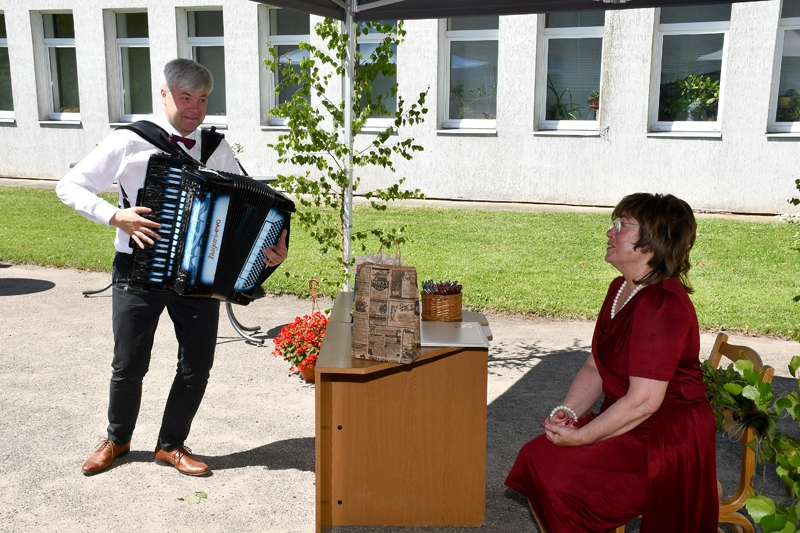 FOTO: Pārsteigumu brīdis Iecavas vidusskolā