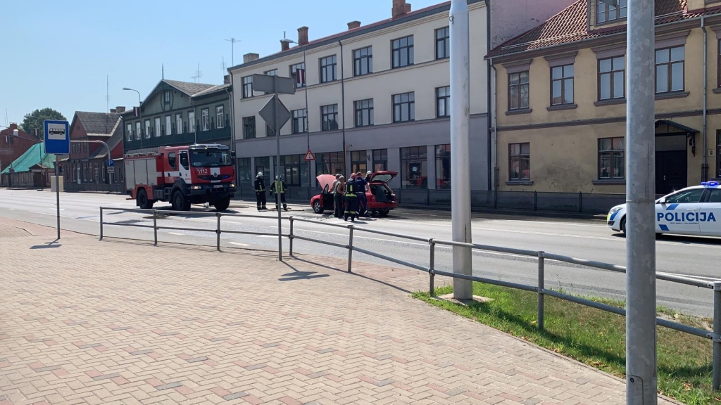 Kalna ielā Bauskā aizdegusies automašīnas motortelpa